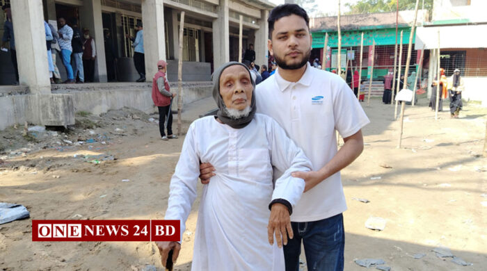 লাঠিতে ভর করে কেন্দ্রে ৯৫ বছরের সত্তার গাজী