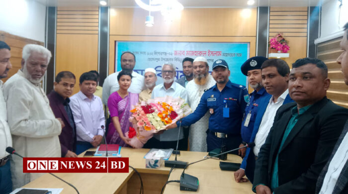 হোসেনপুরে এমপি মাজহারুল ইসলামের সাথে উপজেলা প্রশাসনের মতবিনিময় সভা অনুষ্ঠিত। সঞ্জিত চন্দ্র শীল হোসেনপুর (কিশোরগঞ্জ) প্রতিনিধি: মাননীয় সংসদ সদস্য কিশোরগঞ্জ-১ আসনের এমপি মাজহারুল ইসলাম সাথে হোসেনপুর উপজেলার বিভিন্ন দপ্তরের দপ্তর প্রধানদের অংশগ্রহণে এক মতবিনিময় সভা অনুষ্ঠিত হয়েছে। রবিবার (২৩ ফেব্রুয়ারি ) উপজেলা পরিষদ সম্মেলন কক্ষে উপজেলা নির্বাহী অফিসার কাজী নাহিদ ইভার সভাপতিত্বে এ সভা অনুষ্ঠিত হয়। সভায় উপজেলার সার্বিক উন্নয়ন, চলমান প্রকল্পের অগ্রগতি এবং জনসেবার মানোন্নয়ন নিয়ে বিস্তারিত আলোচনা হয়। হোসেনপুর উপজেলা প্রশাসনের আয়োজনে অনুষ্ঠিত সভায় বিভিন্ন দপ্তরের কর্মকর্তারা উপস্থিত বক্তব্য দেন সহকারী কমিশনার ভূমি ও পৌর প্রশাসক মহসিন মাসনাত,হোসেনপুর সার্কেল তোফাজ্জল হোসেন,অফিসার ইনচার্জ রাশেদুল ইসলাম, উপজেলা স্বাস্থ্য পরিবার পরিকল্পনা কর্মকর্তা ডাঃ তানভীর হাসান জিকো, উপজেলা প্রাণিসম্পদ কর্মকর্তা উজ্জ্বল হোসাইন, কৃষি কর্মকর্তা শেখ মহসিন, সমাজ সেবা কর্মকর্তা এহসানুল হক, মাধ্যমিক শিক্ষা কর্মকর্তা আবুল কালাম আজাদ, হোসেনপুর পল্লী বিদ্যুতের ডিজিএম মোহাম্মদ সোহেল রানা, এলজি আরডির কর্মকর্তা বিদ্যুৎ কুমার দাস, শাহেদল ইউনিয়ন পরিষদের চেয়ারম্যান মোহাম্মদ ফিরোজ উদ্দিন, আড়াইবাড়িয়া ইউনিয়ন চেয়ারম্যান খুরশিদ উদ্দিন, হোসেনপুর মডেল প্রেসক্লাবের সাধারণ সম্পাদক সঞ্জীদ চন্দ্র শীল বিএম ইউজে সভাপতি এস কে শাহীন নবাব, সাংবাদিক এস এম রিফাত প্রমূখ। বক্তারা উন্নয়ন কার্যক্রম বাস্তবায়নে সমন্বয় ও জবাবদিহিতা নিশ্চিত করার ওপর গুরুত্বারোপ করেন।সভায় স্থানীয় প্রশাসনের ঊর্ধ্বতন কর্মকর্তাবৃন্দও উপস্থিত ছিলেন।