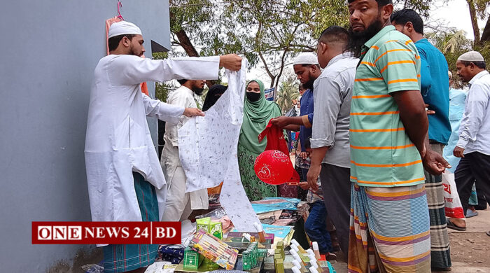 তাড়াইল সদর বাজারের ফুটপাতের দোকানে নিম্ন ও মধ্যবিত্ত মানুষের ভিড়