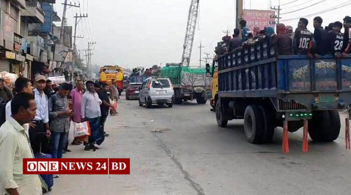 ঈদযাত্রায় বাস সংকট, ঝুঁকিপূর্ণ ট্রাকে যাত্রী, অতিরিক্ত ভাড়ার নৈরাজ্য