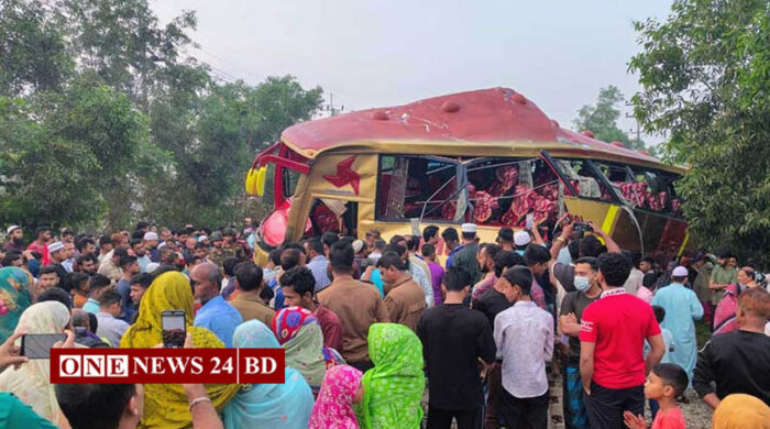 কুমিল্লায় বাস-ট্রেন সংঘর্ষ: দুই গেটম্যান বরখাস্ত