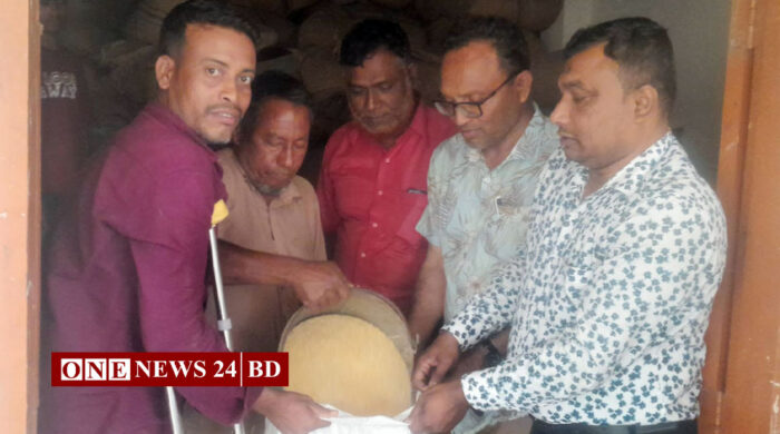 হোসেনপুরে দুস্থ ও অসহায়দের মাঝে ভিজিএফের চাল বিতরণ