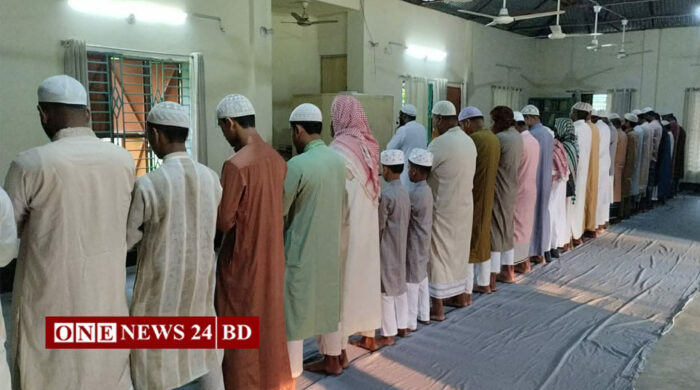 সৌদি আরবের সঙ্গে মিল রেখে পাকুন্দিয়ায় ঈদ উদযাপন
