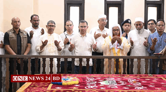 মাওলানা ভাসানীর কবর জিয়ারত করলেন প্রধানমন্ত্রী