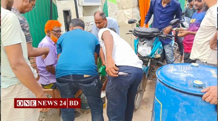 টাঙ্গাইলে বোতলে তেল বিক্রি, ভিডিও ধারণ করায় স্টার নিউজের সাংবাদিক রাব্বি খানকে হেনস্তা