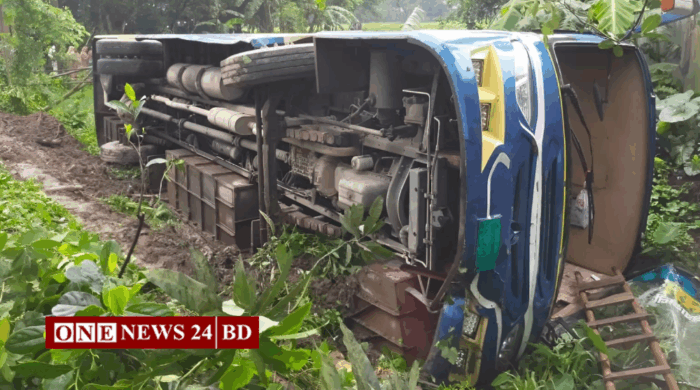 পাকুন্দিয়ায় স্কুলছাত্রীকে বাঁচাতে গিয়ে বাস উল্টে আহত ২০