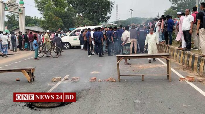 রাউজানে বিএনপি কর্মী হত্যার প্রতিবাদে লাশ নিয়ে সড়ক অবরোধ