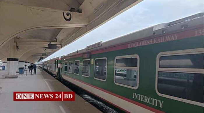 ঈদযাত্রায় ট্রেনের একটি টিকিটের জন্য প্রায় ৪০০ জনের চেষ্টা, এক ঘণ্টার মধ্যেই বিক্রি শেষ