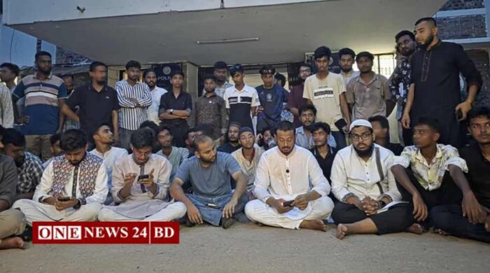 থানার সামনে অবস্থান নিলেন নাসীরুদ্দীন পাটওয়ারী