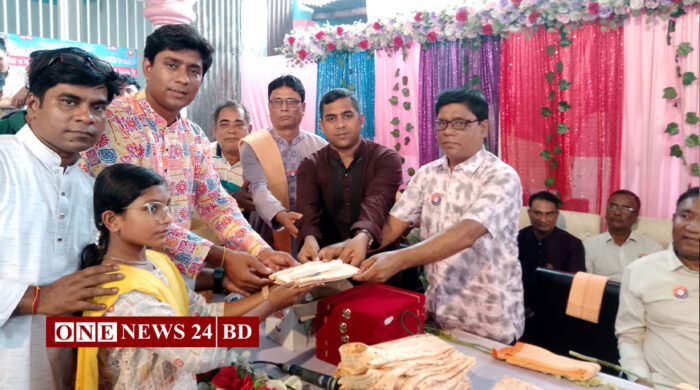 হোসেনপুরে গীতা স্কুলের ৩য় প্রতিষ্ঠাবার্ষিকীতে বিদ্যার্থীদের মাঝে বস্ত্র বিতরণ