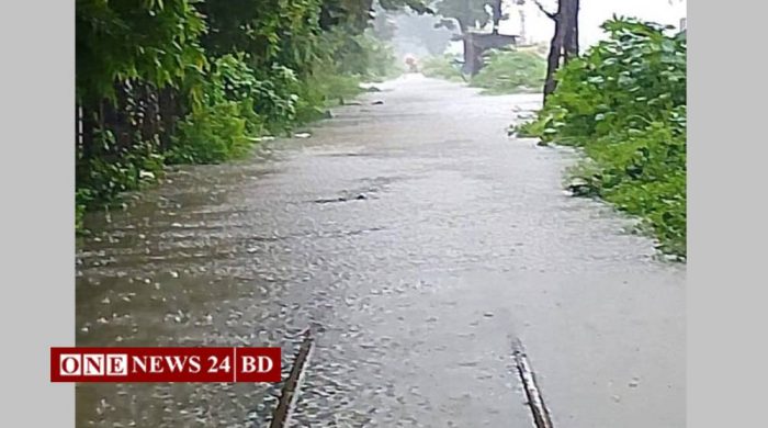 চট্টগ্রামে পানির নিচে রেললাইন, আটকা ‘পর্যটক এক্সপ্রেস’