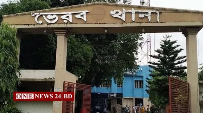 কিশোরগঞ্জে শিক্ষিকাকে দা দিয়ে কুপিয়ে আহত, শিক্ষার্থীর মা আটক