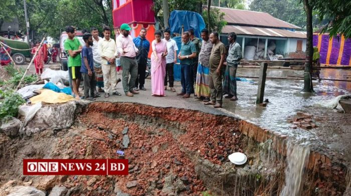 হোসেনপুরে আঞ্চলিক সড়কে ৩০ ফুট গর্ত, ইউএনওর নির্দেশে জরুরি মেরামত শুরু