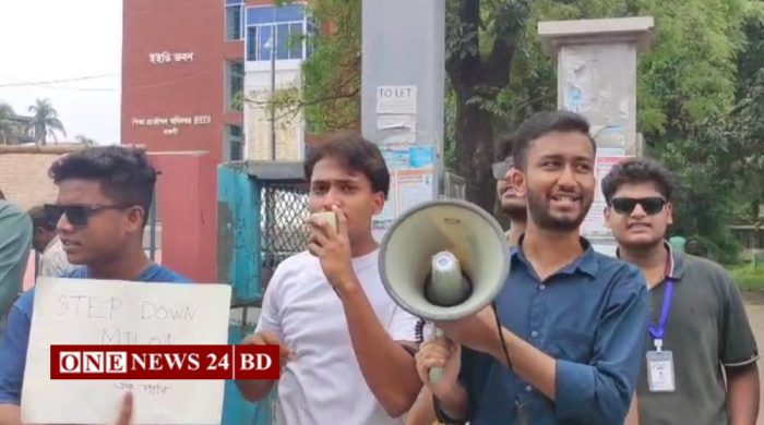 দাবি না মানলে ১৮ জুলাই নওগাঁয় শিক্ষামন্ত্রীকে ঢুকতে না দেওয়ার হুশিয়ারি এইচএসসি পরীক্ষার্থীদের