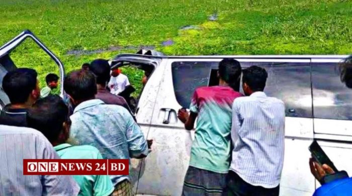 পাকুন্দিয়ায় বাস-মাইক্রোবাসের মুখোমুখি সংঘর্ষে নিহত ১