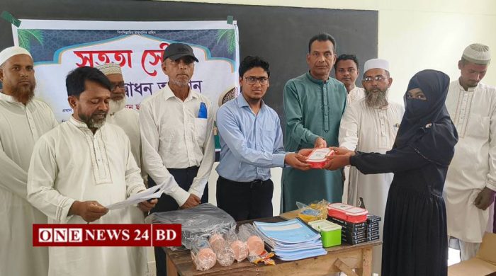 নওগাঁর বদলগাছীতে ‘সততা স্টোর’ উদ্বোধন, শিক্ষার্থীদের মাঝে শিক্ষা উপকরণ বিতরণ