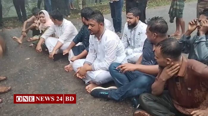 পুলিশের বাধা পেয়ে সড়কে বসে পড়লেন এনসিপি নেতারা