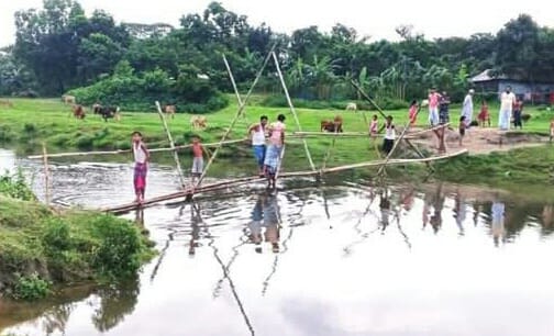 হোসেনপুরে একটি ছোট সেতুর অভাবে দূভোগে হাজারো মানুষ: বাঁশের সাঁকোই একমাত্র ভরসা