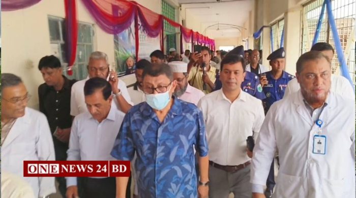 নওগাঁয় জেনারেল হাসপাতালে স্বাস্থ্য মন্ত্রীর আকস্মিক পরিদর্শন 
