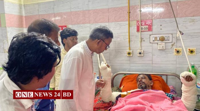 নওগাঁয় অগ্নিদগ্ধ ‘পাখিকে’ দেখতে হাসপাতালে ছুটে গেলেন চেয়ারম্যান পদপ্রার্থী রেজাউন নবী স্যান্ডো