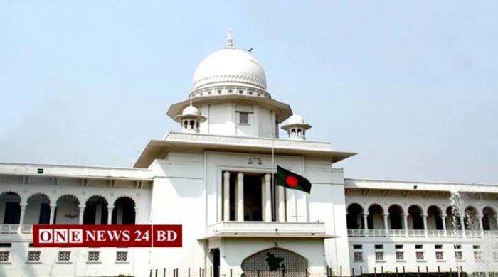 ষড়যন্ত্রের অভিযোগে দেশের ২২ পাবলিক বিশ্ববিদ্যালয়ের চার শতাধিক শিক্ষকের বিরুদ্ধে গঠিত অনুসন্ধান ও তদন্ত কমিটি কেন বেআইনি নয় এবং তা কেন বাতিল করা হবে না তা জানতে রুল দিয়েছে হাই কোর্ট। সোমবার (২১ সেপ্টেম্বর) বিচারপতি ভীষ্মদেব চক্রবর্তী ও বিচারপতি শেখ তাহসীন আলীর হাই কোর্ট বেঞ্চ এ রুল জারি করে। রুলে সরকার, শিক্ষা মন্ত্রণালয়ের মাধ্যমিক ও উচ্চ শিক্ষা বিভাগের সচিব, বিশ্ববিদ্যালয় মঞ্জুরি কমিশনের চেয়ারম্যান এবং ২২টি পাবলিক বিশ্ববিদ্যালয়ের উপাচার্য ও রেজিস্ট্রারদেরকে চার সপ্তাহের মধ্যে জবাব দিতে বলা হয়েছে। এবার ডেপুটি অ্যাটর্নি জেনারেল বেলায়েত হোসেনের পদত্যাগ সুপ্রিম কোর্টের চার আইনজীবী চঞ্চল কুমার বিশ্বাস, এম লিটন আহমেদ, রাশেদুল হক খোকন ও বিপ্লব কুমার দাস চলতি মাসের ৬ সেপ্টেম্বর জনস্বার্থে রিটটি করেন। আদালতে রিটকারীদের পক্ষে শুনানি করেন চঞ্চল কুমার বিশ্বাস। রিট আবেদনে বলা হয়, গত ৪ অগাস্ট একটি অনলাইন সংবাদমাধ্যমে ২২টি পাবলিক বিশ্ববিদ্যালয়ের শিক্ষকদের নিয়ে একটি প্রতিবেদন প্রকাশিত হয়। ওই প্রতিবেদনের ভিত্তিতে বিভিন্ন পাবলিক বিশ্ববিদ্যালয়ে শিক্ষকদের বিরুদ্ধে ফ্যাক্ট-ফাইন্ডিং ও তদন্ত কমিটি গঠন এবং তাদের কাছে ব্যাখ্যা চাওয়া হয়। অথচ ওই সংবাদটি যাচাইহীন এবং এর ভিত্তিতে চার শতাধিক শিক্ষকের বিরুদ্ধে এসব কার্যক্রম গ্রহণ করা হয়েছে। রিটে দাবি করা হয়, বিভিন্ন বিশ্ববিদ্যালয়ে এসব কার্যক্রমের ধারাবাহিকতায় শিক্ষকদের সাময়িক বরখাস্ত, বেতন বন্ধ, পদোন্নতি স্থগিত, বিভাগীয় ও পাঠদান কার্যক্রম থেকে বিরত রাখা এবং বিদেশে চিকিৎসার জন্য অনাপত্তিপত্র না দেওয়ার মত পদক্ষেপ নেওয়ার অভিযোগ রয়েছে। রিটে বিশ্ববিদ্যালয় কর্তৃপক্ষের গঠিত এসব কমিটি আইন, বিধি, অধ্যাদেশ, সার্ভিস রুল বা সংশ্লিষ্ট বিধান অনুযায়ী আইনগত কর্তৃত্বের বাইরে গঠিত হয়েছে বলে মন্তব্য করা হয়। সেখানে বলা হয়, বিশ্ববিদ্যালয় প্রশাসন কোনো নির্দিষ্ট, বিশ্বাসযোগ্য ও স্বাধীনভাবে যাচাইযোগ্য অভিযোগ ছাড়া পুলিশ, আইনশৃঙ্খলা বাহিনী, প্রসিকিউটর বা আদালতের মত কথিত অপরাধের তদন্ত বা দায় নির্ধারণের ক্ষমতা নিজেরা নিতে পারে না। এসব কার্যক্রম সংবিধানের সংশ্লিষ্ট অনুচ্ছেদে স্বীকৃত সমতা, আইনের আশ্রয়, ব্যক্তিস্বাধীনতা, চিন্তা ও মতপ্রকাশের স্বাধীনতা এবং আইনসম্মত পেশা পরিচালনার অধিকারের লঙ্ঘন। শিক্ষকদের পেশাগত জীবন, সুনাম, বেতন, পদোন্নতি বা একাডেমিক দায়িত্বে হস্তক্ষেপের ক্ষেত্রে আইনগত কর্তৃত্ব ও যথাযথ প্রক্রিয়া অনুসরণ প্রয়োজন বলেও রিটে যোগ করা হয়েছে। রিটে ৪ অগাস্টের ওই প্রতিবেদনের ভিত্তিতে চার শতাধিক শিক্ষকের বিরুদ্ধে ফ্যাক্ট ফাইন্ডিং, ইনকোয়ারি ও তদন্ত কমিটি গঠনের কার্যক্রম এবং ৩১ অগাস্ট এসব কমিটি বিলুপ্ত ও প্রত্যাহারের জন্য দেওয়া আবেদনের বিষয়ে কর্তৃপক্ষের নিষ্ক্রিয়তা কেন আইনগত কর্তৃত্ববর্হিভূত ও আইনগত কার্যকারিতাহীন ঘোষণা করা হবে না, তা জানতে রুল জারির প্রার্থনা করা হয়। একইসঙ্গে শিক্ষকদের বিরুদ্ধে গঠিত সব ফ্যাক্ট ফাইন্ডিং, ইনকোয়ারি ও তদন্ত কমিটি বিলুপ্ত ও প্রত্যাহার এবং ওই প্রতিবেদনের ভিত্তিতে নেওয়া কার্যক্রম বাতিলের নির্দেশনা চাওয়া হয়। এছাড়া রুল বিচারাধীন থাকা অবস্থায় কোনো শিক্ষককে রাজনৈতিক মতামত, আইনসম্মত সংশ্লিষ্টতা, চিন্তা বা মতপ্রকাশের কারণে বিরূপ আচরণ, ভয়ভীতি, হয়রানি বা পেশাগত বৈষম্যের শিকার না করা এবং বিশ্ববিদ্যালয়গুলোতে শিক্ষকদের পাঠদান ও গবেষণা এবং শিক্ষার্থীদের শিক্ষা কার্যক্রমের জন্য নিরাপদ এবং নিরপেক্ষ পরিবেশ নিশ্চিতে নির্দেশনা চাওয়া হয়েছে রিটে। আদালতে রুল জারির বিষয়ে রিটকারী আইনজীবী চঞ্চল কুমার বিশ্বাস গণমাধ্যমকে বলেন, বিশ্ববিদ্যালয়গুলোর কোনো আইনে শিক্ষকের স্বাধীন মতামত প্রকাশের কারণে তাকে ফ্যাক্ট ফাইন্ডিং কমিটির আওতায় আনার বিধান নেই। বিভিন্ন ফ্যাক্ট ফাইন্ডিং কমিটির মাধ্যমে যেসব শিক্ষককে ডাকা হচ্ছে, একাডেমিক কার্যক্রম থেকে বিরত রাখা হচ্ছে বা চিকিৎসার জন্য অনাপত্তিপত্র দেওয়া হচ্ছে না, সেসব কার্যক্রম বন্ধের নির্দেশনা আমরা চেয়েছি। রুল জারির পর বিষয়টি হাই কোর্টে বিচারাধীন থাকায় সংশ্লিষ্ট বিশ্ববিদ্যালয়ের উপাচার্য, রেজিস্ট্রার ও সিন্ডিকেট সদস্যরা শিক্ষকদের অযথা হয়রানি করা থেকে বিরত থাকবেন বলে প্রত্যাশা ব্যক্ত করেন এই আইনজীবী।