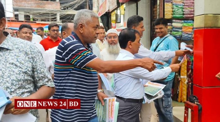 নওগাঁয় নিত্যপণ্যের বাজার স্থিতিশীল রাখতে লিফলেট বিতরণ