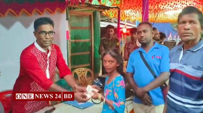 বদলগাছীতে মন্দিরে মন্দিরে ঘুরে এতিম শিশুদের নতুন টাকা উপহার দিলেন চেয়ারম্যান প্রার্থী নয়ন