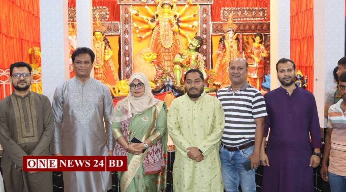 কিশোরগঞ্জে দুর্গাপূজামণ্ডপ পরিদর্শনে জেলা প্রশাসক, সম্প্রীতি বজায় রাখার আহ্বান